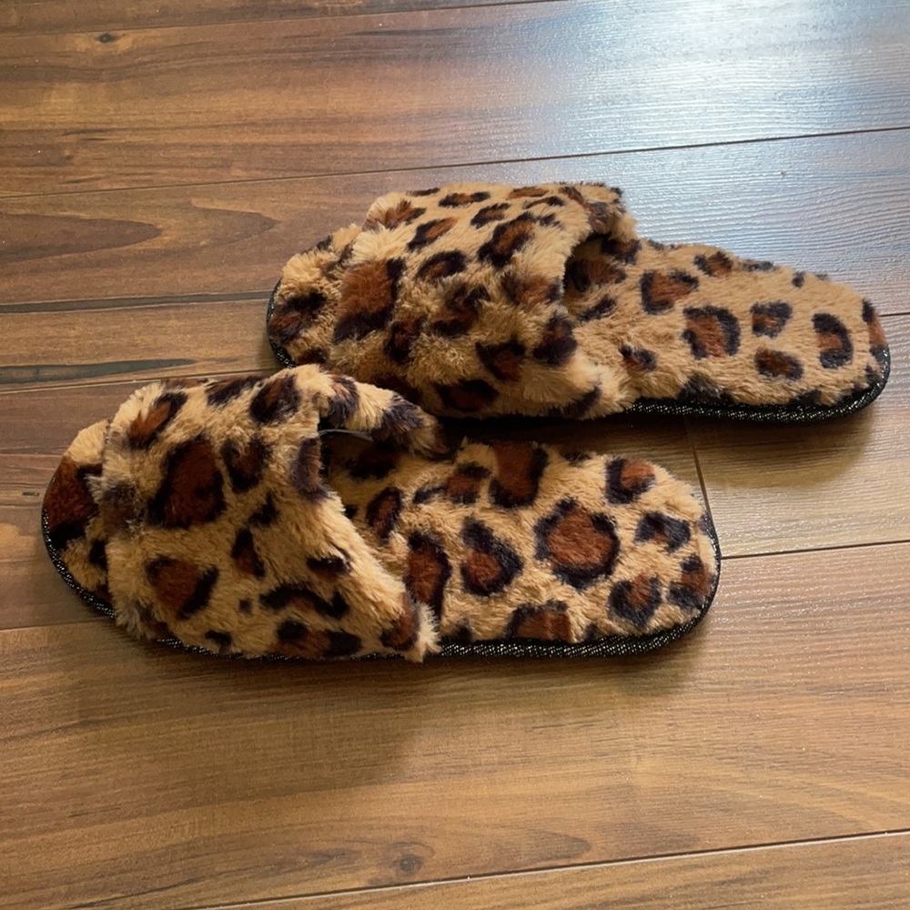 Secret Treasures Leopard Print Faux Fur Sleepers size 9-10 - Picture 3 of 6